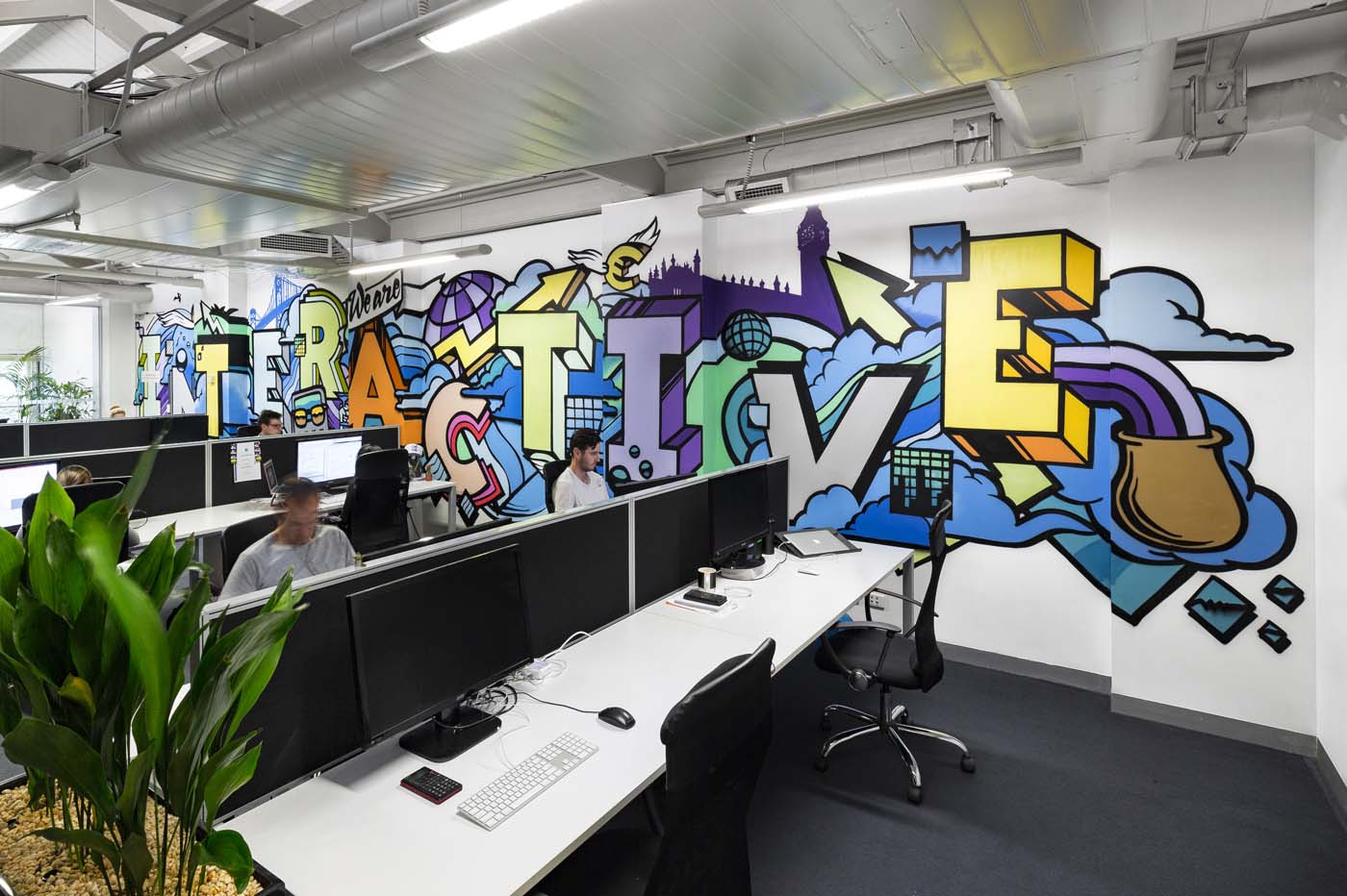 Банк тинькофф нижний офис. Роспись стен в офисе. Граффити в офисе. Граффити в офисе на стене. Офис в стиле граффити.